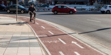 Denuncian al Ayuntamiento de Madrid por los carriles-bici que ocupan la aceran y molestan a las personas con discapacidad