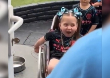 El Manchester City lleva el trofeo de la Premier League a casa de una niña con discapacidad, que tiene espina bífida