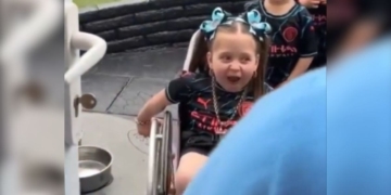 El Manchester City lleva el trofeo de la Premier League a casa de una niña con discapacidad, que tiene espina bífida