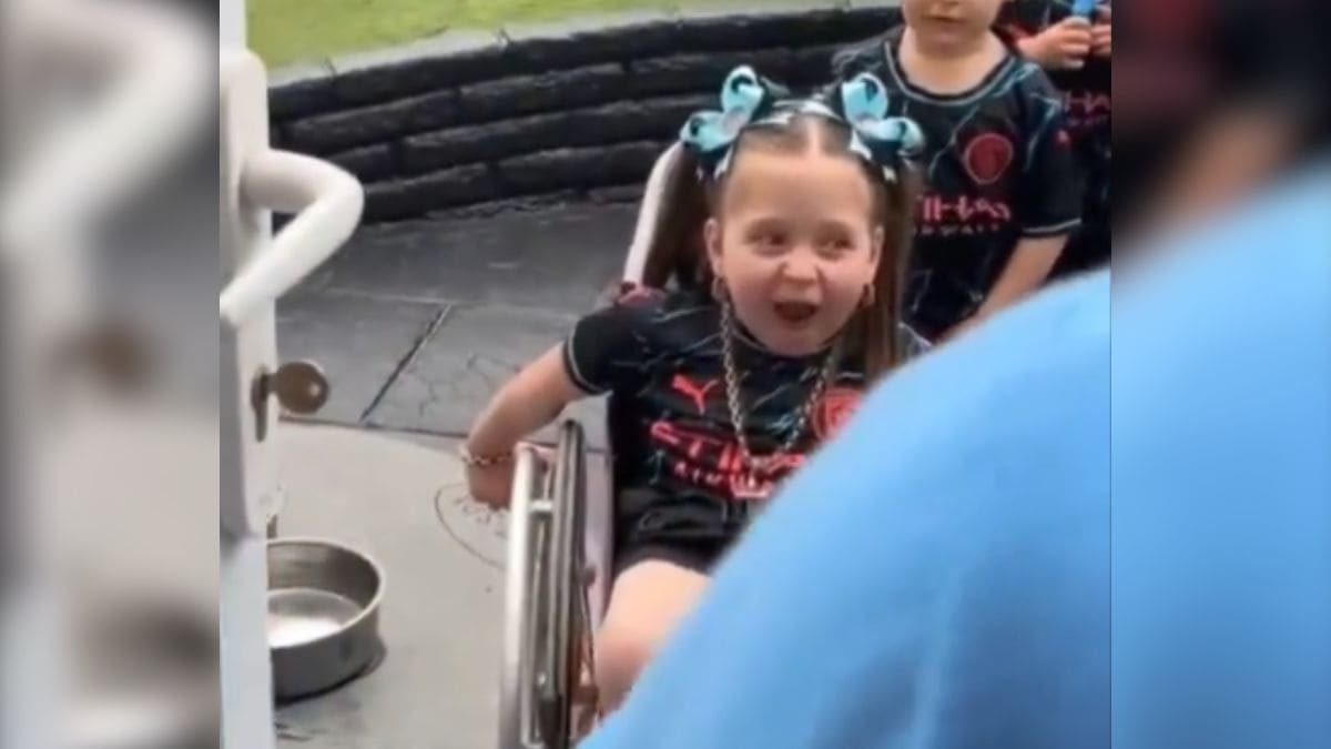 El Manchester City lleva el trofeo de la Premier League a casa de una niña con discapacidad, que tiene espina bífida