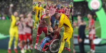 Un pequeño con discapacidad, protagonista en la celebración del Olympiakos tras ganar la UEFA Conference League