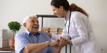 Persona mayor sometiéndose a la valoración del grado de dependencia