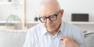 Persona mayor preocupada por la situación actual del Programa de Turismo del IMSERSO