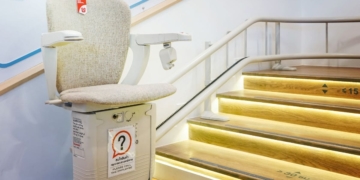 La silla salvaescaleras es una de las soluciones para mejorar la accesibilidad en viviendas de dos plantas