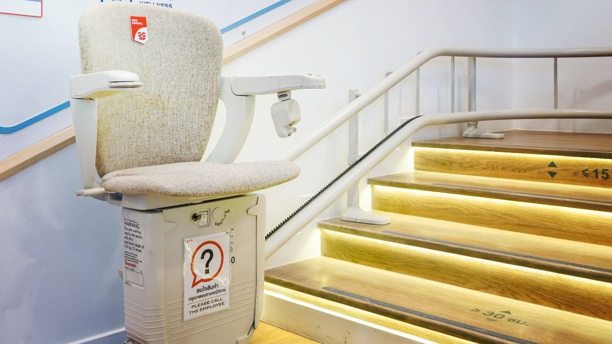La silla salvaescaleras es una de las soluciones para mejorar la accesibilidad en viviendas de dos plantas