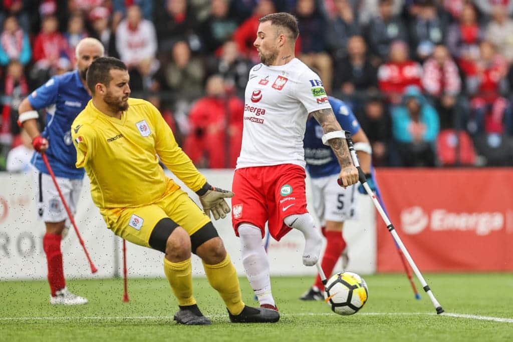 Francia y Polonia se enfrentan en un partido de fútbol para amputados