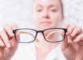 El Ministerio de Sanidad asegura que va a incluir gafas y lentillas dentro de las prestaciones de la Seguridad Social