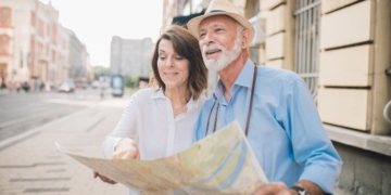Personas mayores disfrutan de un viaje del Programa de Turismo del IMSERSO