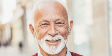 Las personas mayores pueden recibir descuentos y beneficios con la Tarjeta Andalucía Junta 65