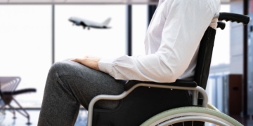 Persona con discapacidad disfruta del turismo accesible de Viajes El Corte Inglés