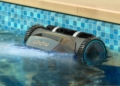 Robot limpiafondos piscina./ Foto de El Corte Inglés