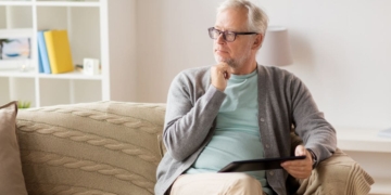 Las personas mayores pueden recibir descuentos y beneficios con la Tarjeta Andalucía Junta 65