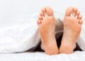 Dormir con los pies fuera según la ciencia