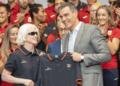 Pedro Sánchez junto a Marta Arce, abanderada del equipo paralímpico español en París 2024
