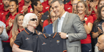 Pedro Sánchez junto a Marta Arce, abanderada del equipo paralímpico español en París 2024