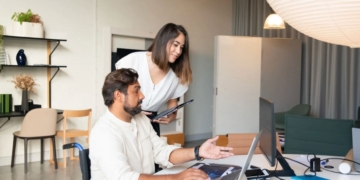 Hombre con discapacidad trabajando en un empleo público