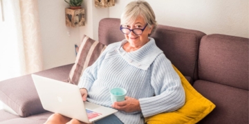 Personas mayores disfrutan de un viaje del Programa de Turismo del IMSERSO