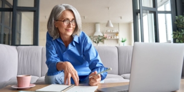 Persona mayor consulta información en la web del IMSERSO