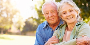 Personas mayores que disfrutan de los viajes del IMSERSO