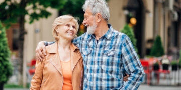 Personas mayores que disfrutan de los viajes del IMSERSO