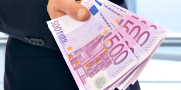 Seguridad Social ayuda 1.000 euros padres España