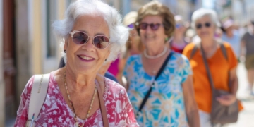 Personas mayores disfrutan de un viaje del Programa de Turismo del IMSERSO