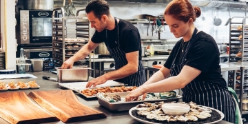 Trabajar a tiempo completo y cobrando un subsidio no es legal