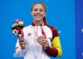 Nuria Marqués con una de las medallas ganada en los Juegos Paralímpicos de Tokio 2020