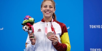Nuria Marqués con una de las medallas ganada en los Juegos Paralímpicos de Tokio 2020