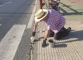 Una persona mayor arregla una acera en Aljaraque (Huelva) para hacerla accesible