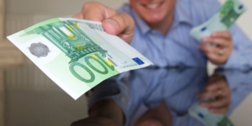 La Agencia Tributaria señala que te puedes deducir hasta 2.550 euros con esta ayuda por convivir con una persona mayor