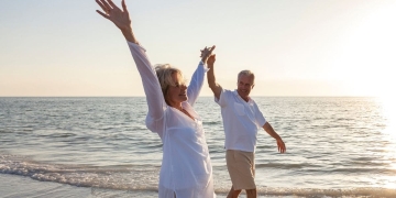 Personas mayores disfrutan de un viaje del Programa de Turismo del IMSERSO