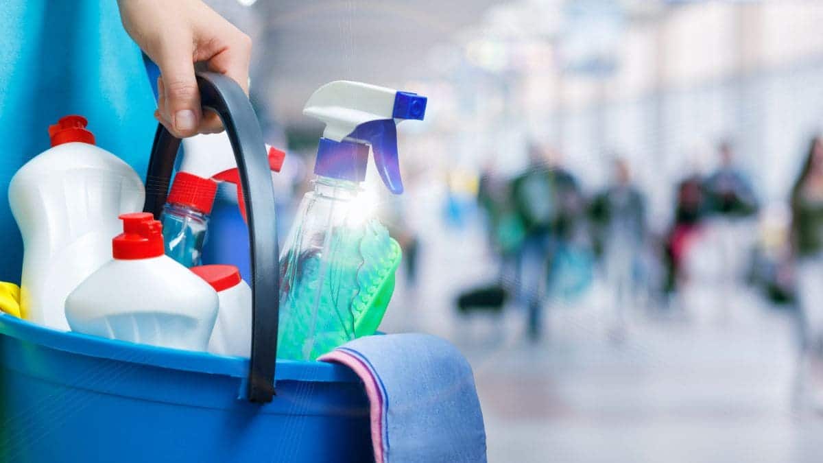 Un trabajador con discapacidad que trabajaba como limpiador en un colegio es despedido por SMS