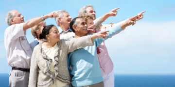 Personas mayores disfrutan de un viaje del Programa de Turismo del IMSERSO