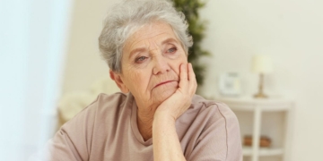 Persona mayor espera la carta de acreditación para reservar sus viajes del Programa de Turismo del IMSERSO