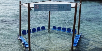 Zona de baño adaptada en la playa de ses Figueretes en Ibiza