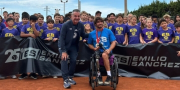 El tenista paralímpico Daniel Caverzaschi junto a Emilio Sánchez Vicario en su academia