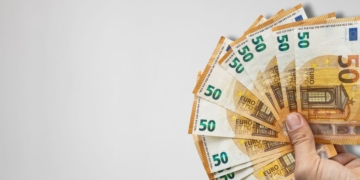 La Agencia Tributaria señala que te puedes deducir hasta 2.550 euros con esta ayuda por convivir con una persona mayor