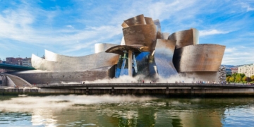 Museo Guggenheim situado en Bilbao, uno de los destinos accesibles referentes de la ciudad