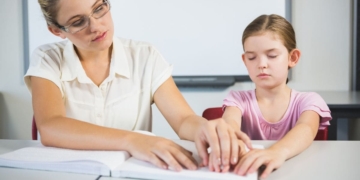 La ONCE ayuda a estudiantes ciegos o con discapacidad visual