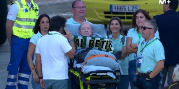 Paco Rodríguez, socio 105 del Real Betis Balompié, ve el partido de su equipo en camilla gracias a la Fundación Ambulancia del Deseo