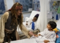 Johnny Depp se viste de capitán Jack Sparrow para visitar a los niños hospitalizados de San Sebastián
