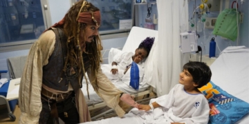 Johnny Depp se viste de capitán Jack Sparrow para visitar a los niños hospitalizados de San Sebastián