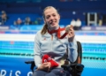 Marta Fernández posa con una medalla de bronce conseguida en los Juegos Paralímpicos de París 2024