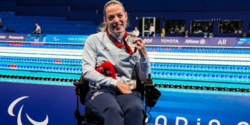 Marta Fernández posa con una medalla de bronce conseguida en los Juegos Paralímpicos de París 2024