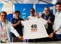 Miguel Carballeda, presidente del Comité Paralímpico Español, posa con una camiseta con las 40 medallas ganadas en París 2024