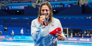 Nuria Marqués posa con su medalla de plata conseguida en 200 metros estilo