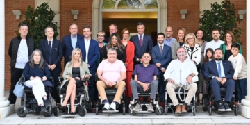 Pedro Sánchez en La Moncloa con personas con ELA y sus familiares