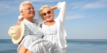 Personas mayores disfrutan de un viaje a las Islas Canarias con el IMSERSO