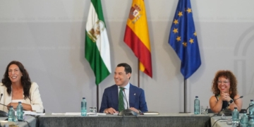 Loles López, Juanma Moreno y Marta Castillo, en la reunión de la Junta de Andalucía con el CERMI
